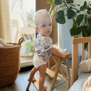 „Len sa otočíš… a už je hore. 😄 Deti, ktoré musia všetko preskúmať, vyliezť a vyskúšať – poznáme ich dobre. Máte doma tiež...